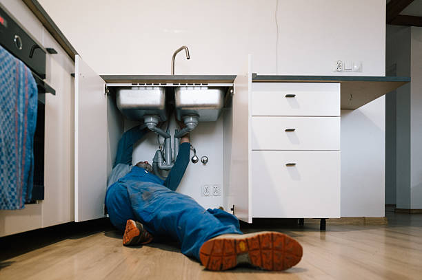 Professional Emergency Plumber technician working in New Providence, PA